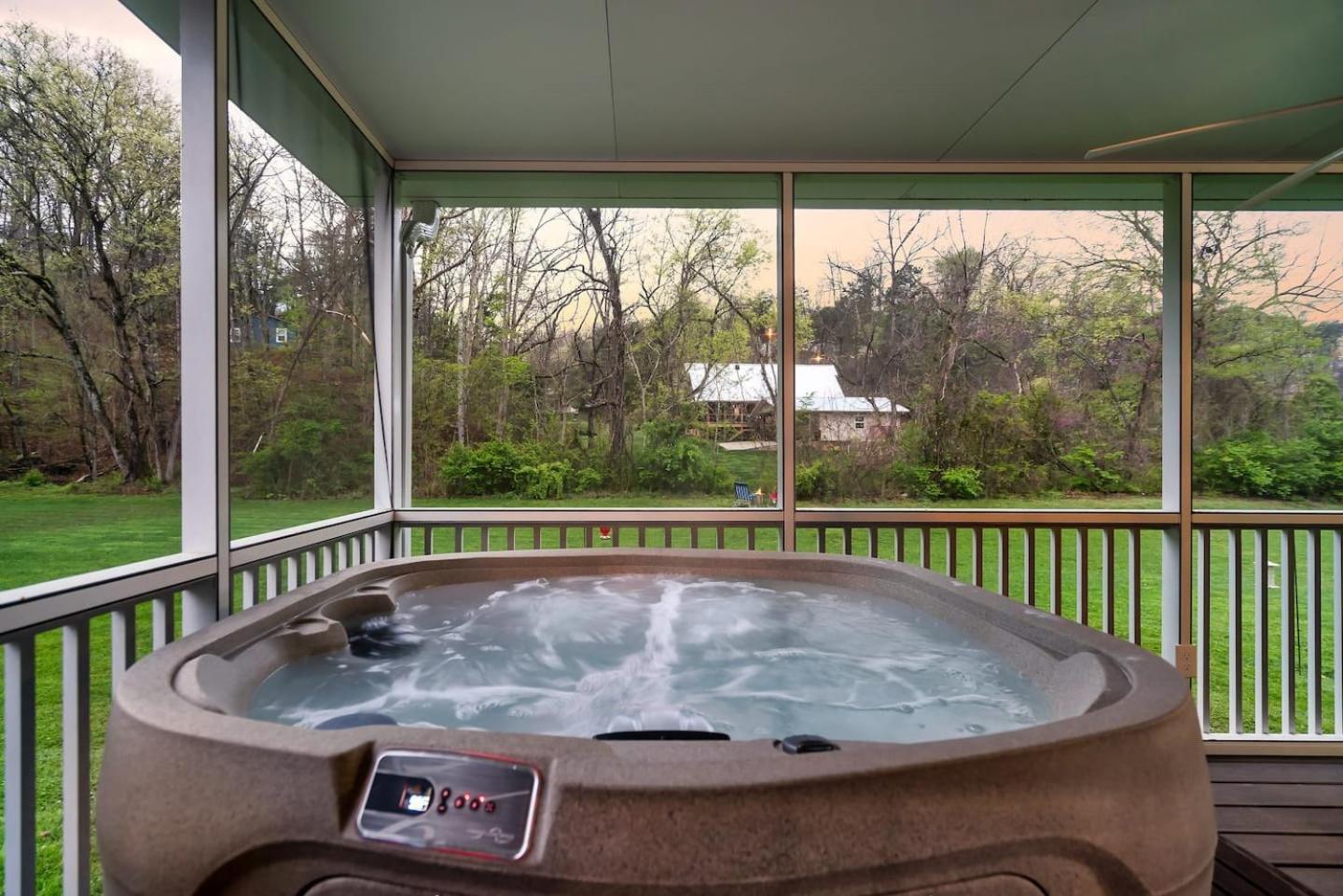 1 Mile To Pkwy, Pets, Hot Tub, Creekside, Porch Villa Pigeon Forge Exterior photo